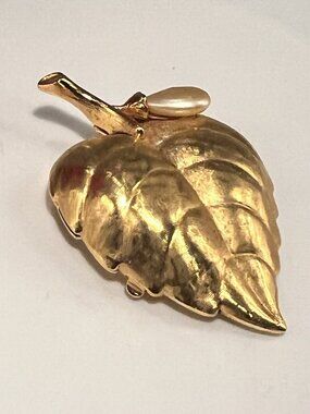 VTG 1970s Avon Gold Tone Leaf Solid Perfume Locket Brooch Faux Pearl